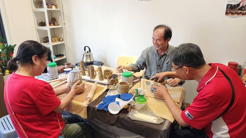 學員手捏壺過程 - 台南陶藝體驗